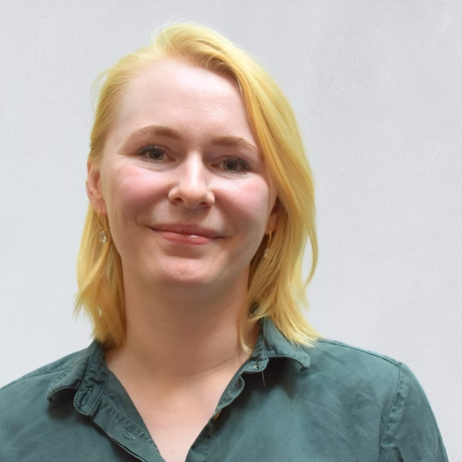 Portret Christien Rondaan voor grijze wand