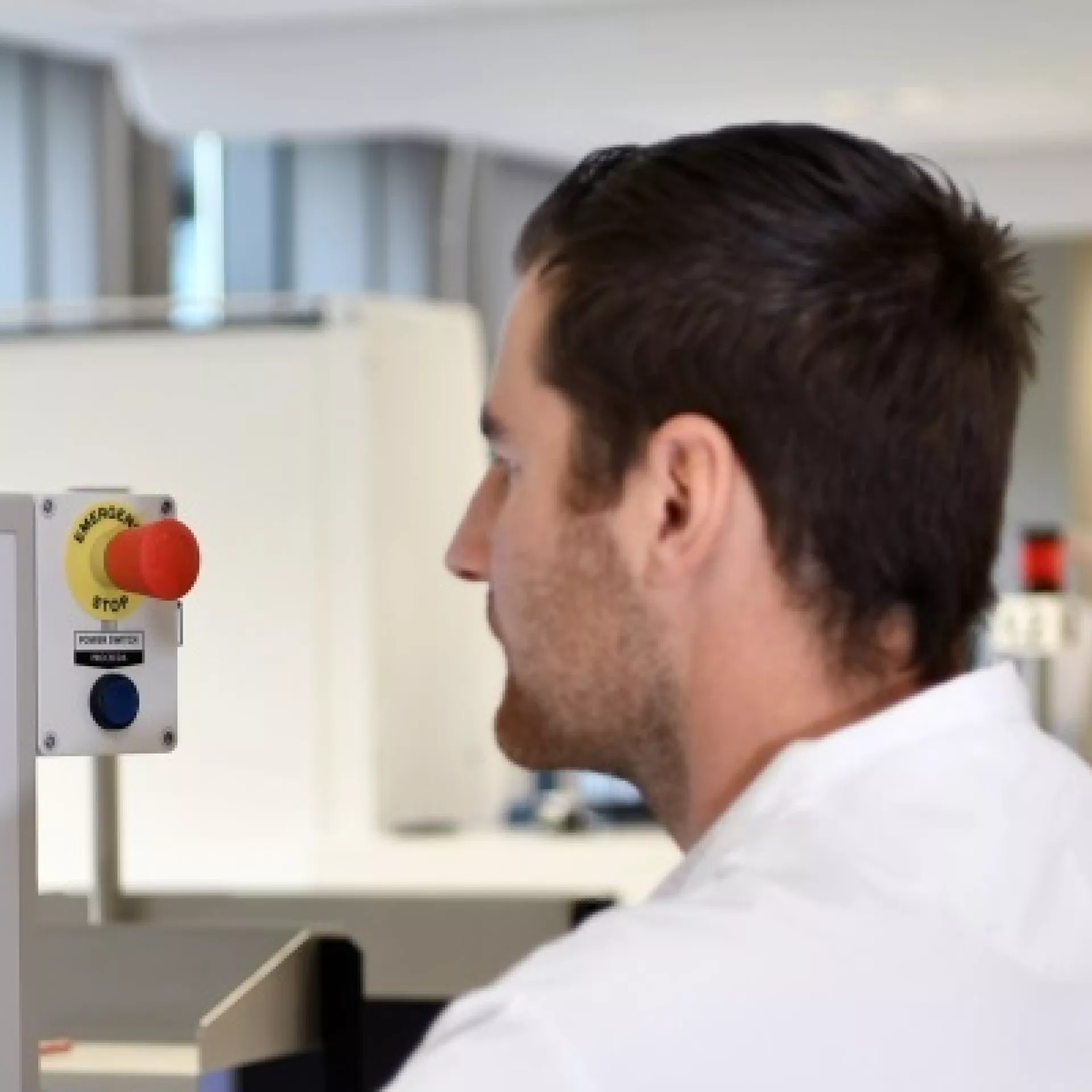 Arjen Agema analist medische microbiologie bij computer in labjas