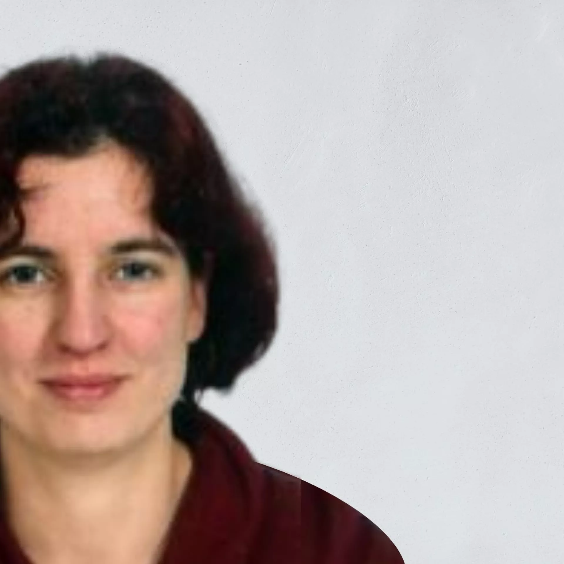 Portret Kirsten Kaptein voor grijze wand