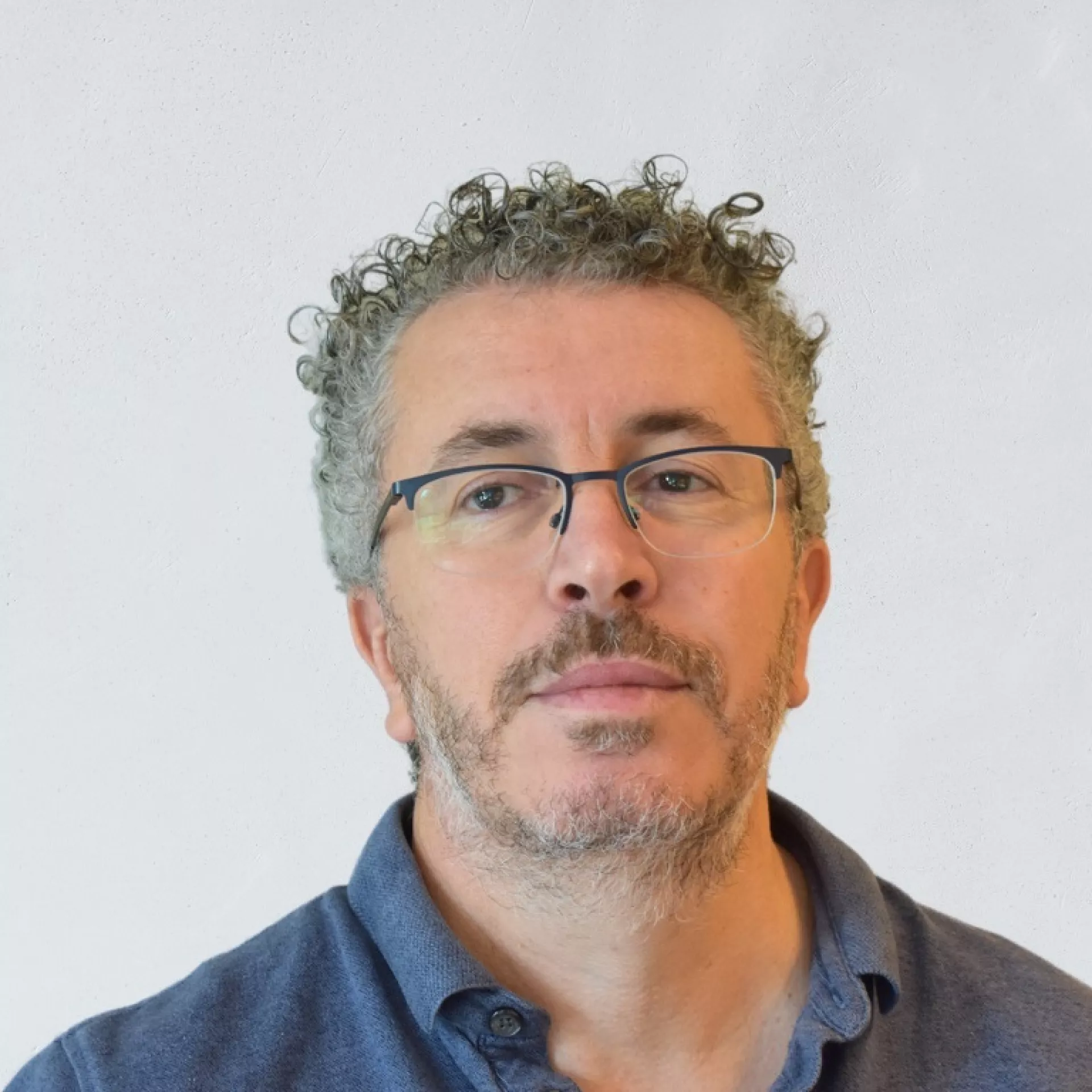 Portret Aziz al Moujahid voor grijze wand