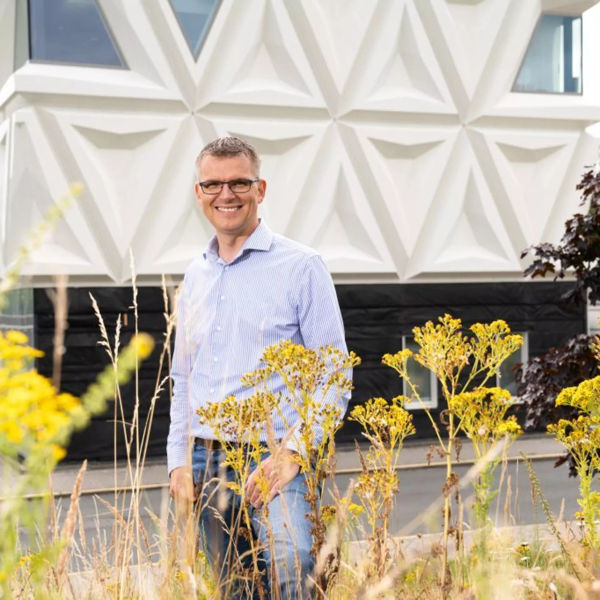Jeroen Gerrits buiten voor laboratorium Van Swietenlaan
