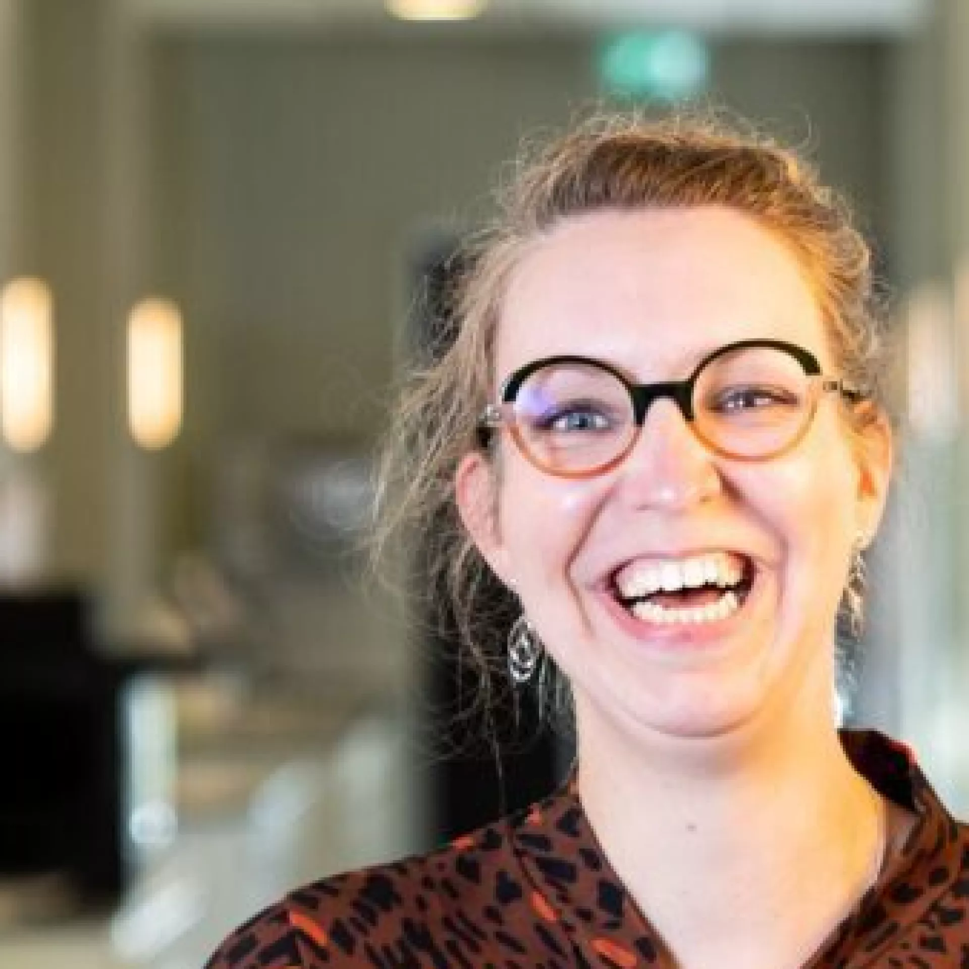 Akkelyn Bouma portret analist medische microbiologie op laboratorium met papier