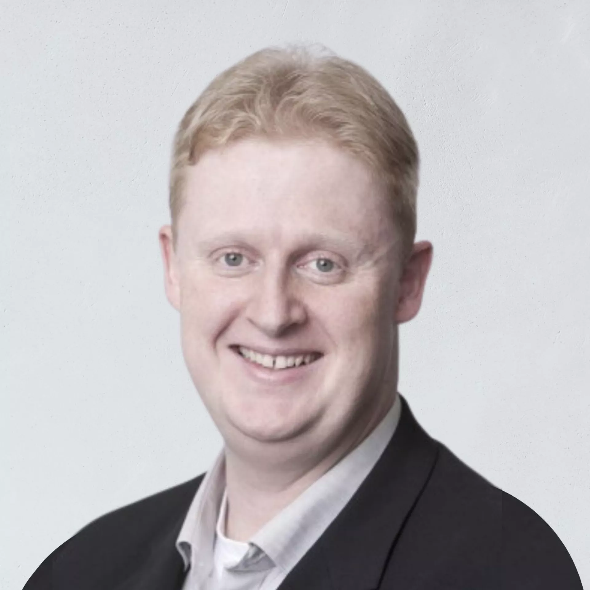 Portret Niels Jonker voor grijze wand