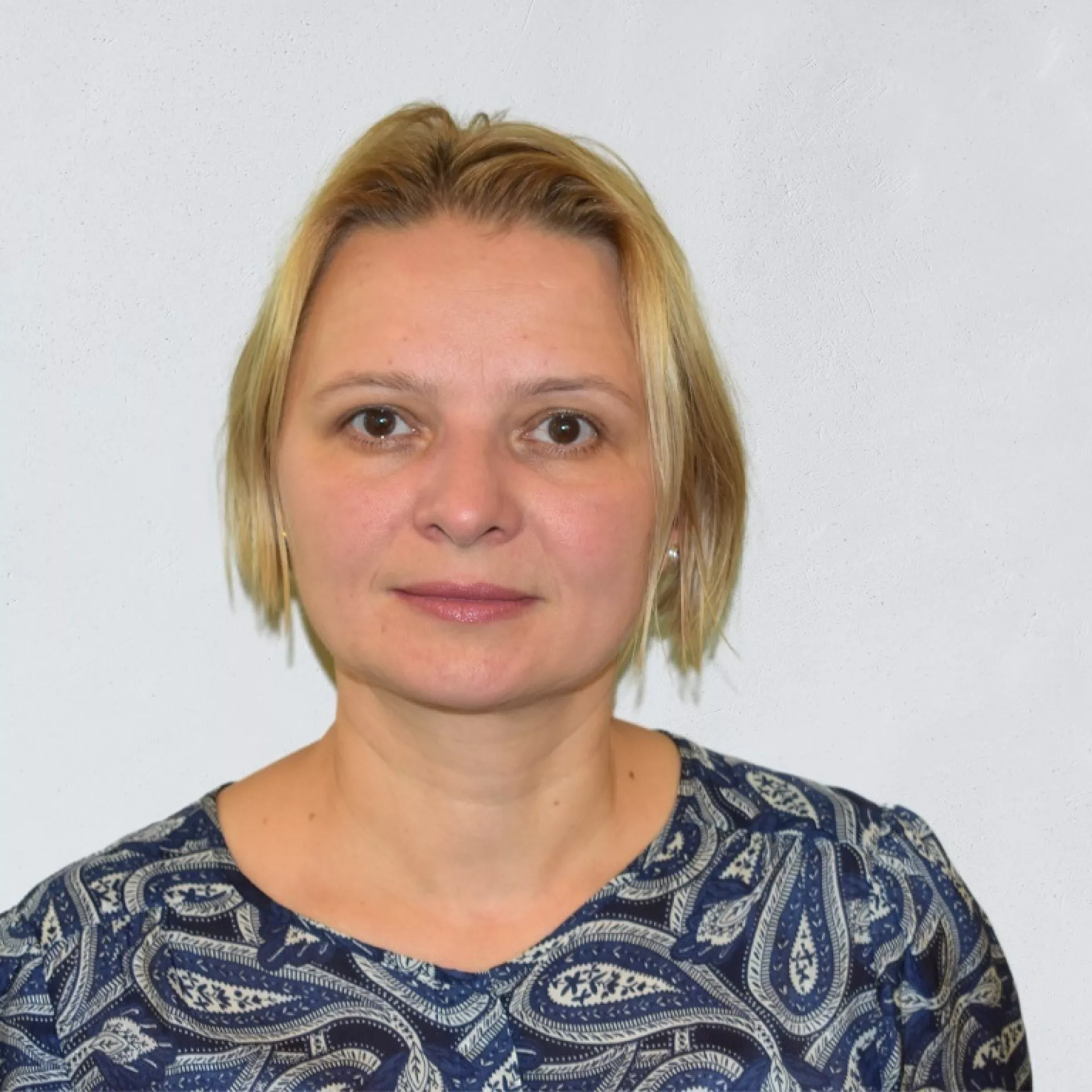 Portret Loredana Pirii voor grijze wand