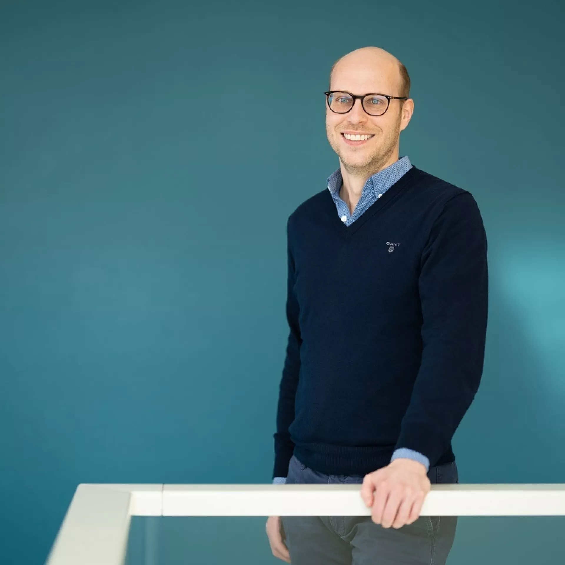 Théke Siebers voor blauwgroene wand bij leuning