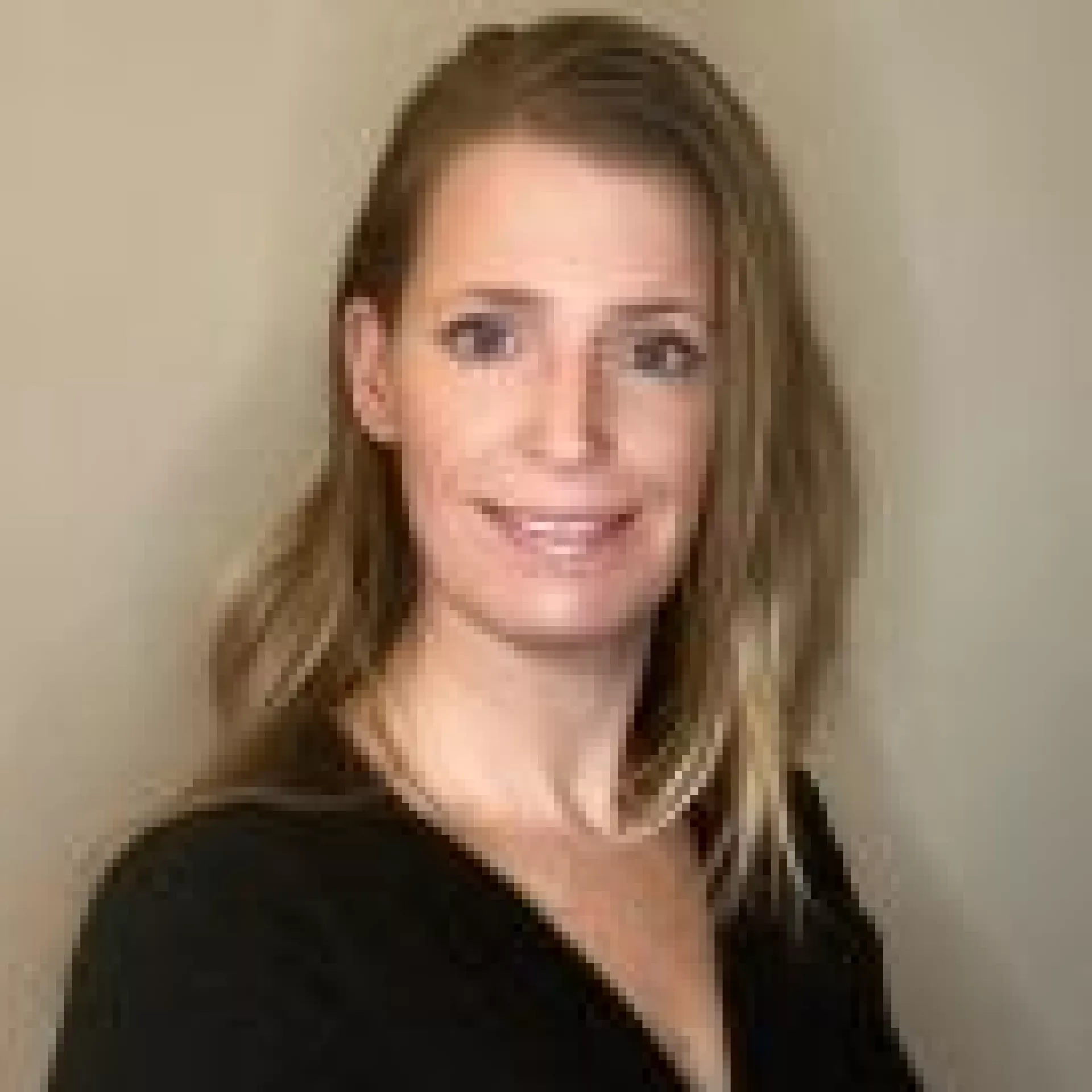 Portret Marleen van Oosten voor grijsbruine wand