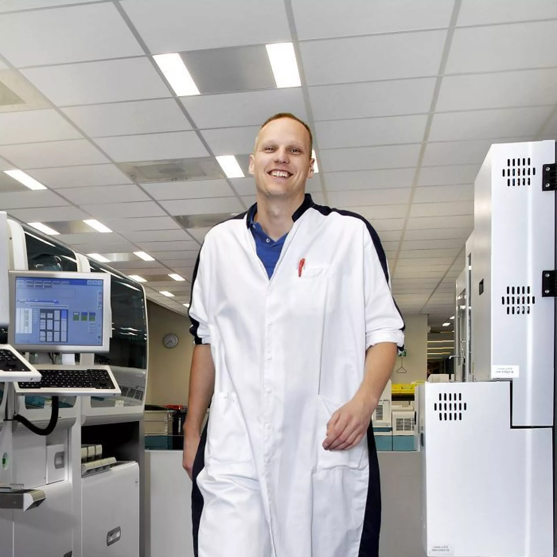 Michiel Hobers analist lopend op laboratorium