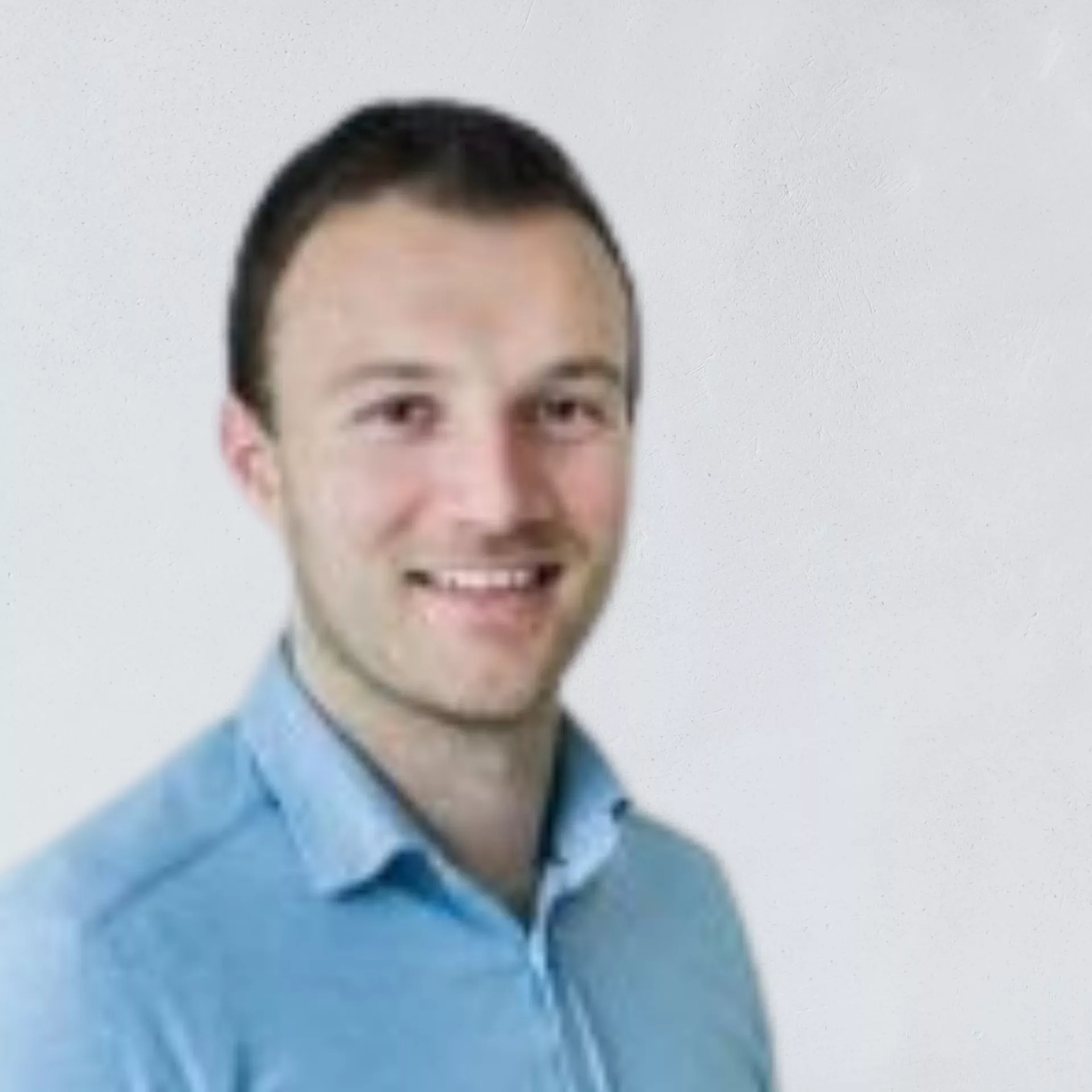 Portret Ivar van Asten voor grijze wand