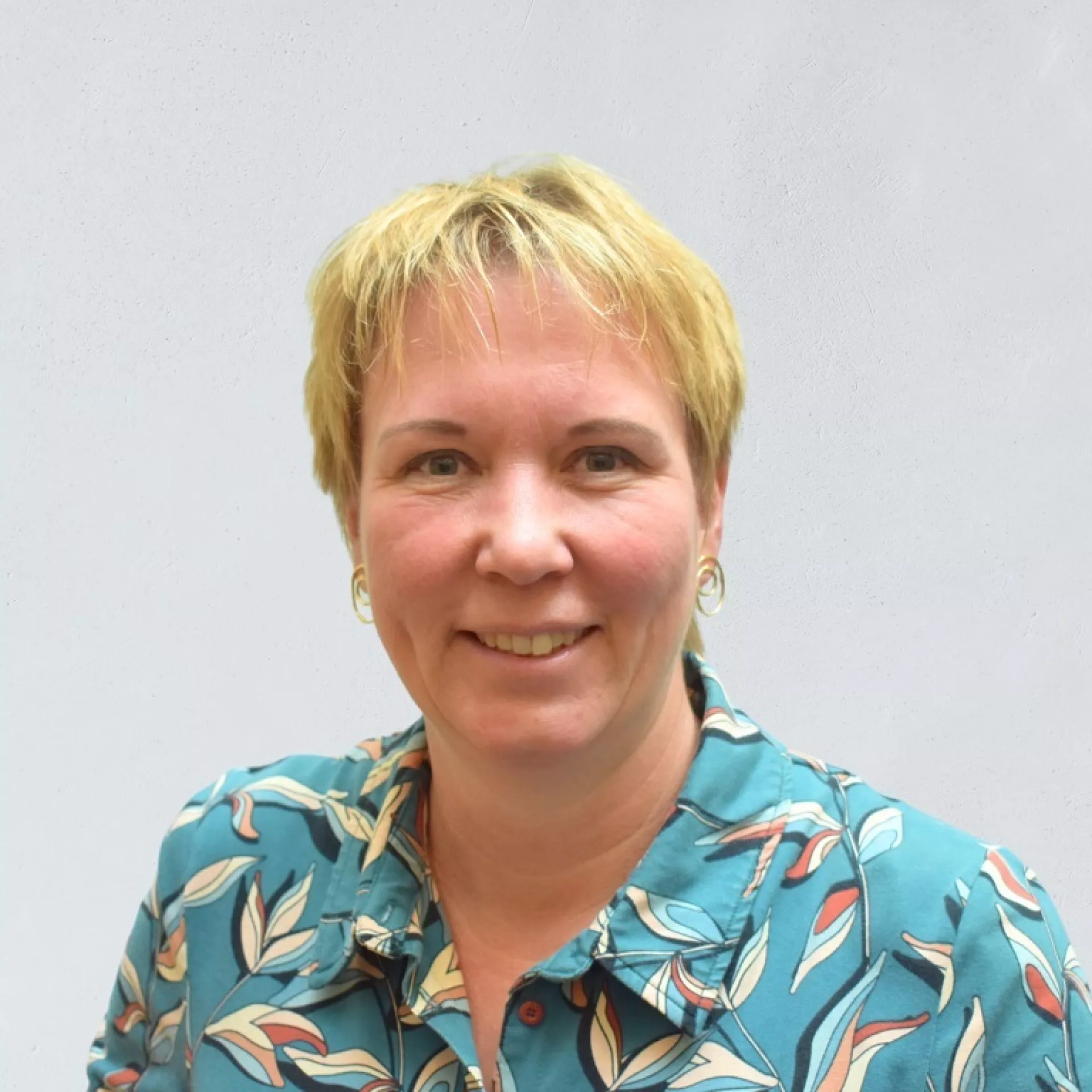 Portret Karola Waar voor grijze wand