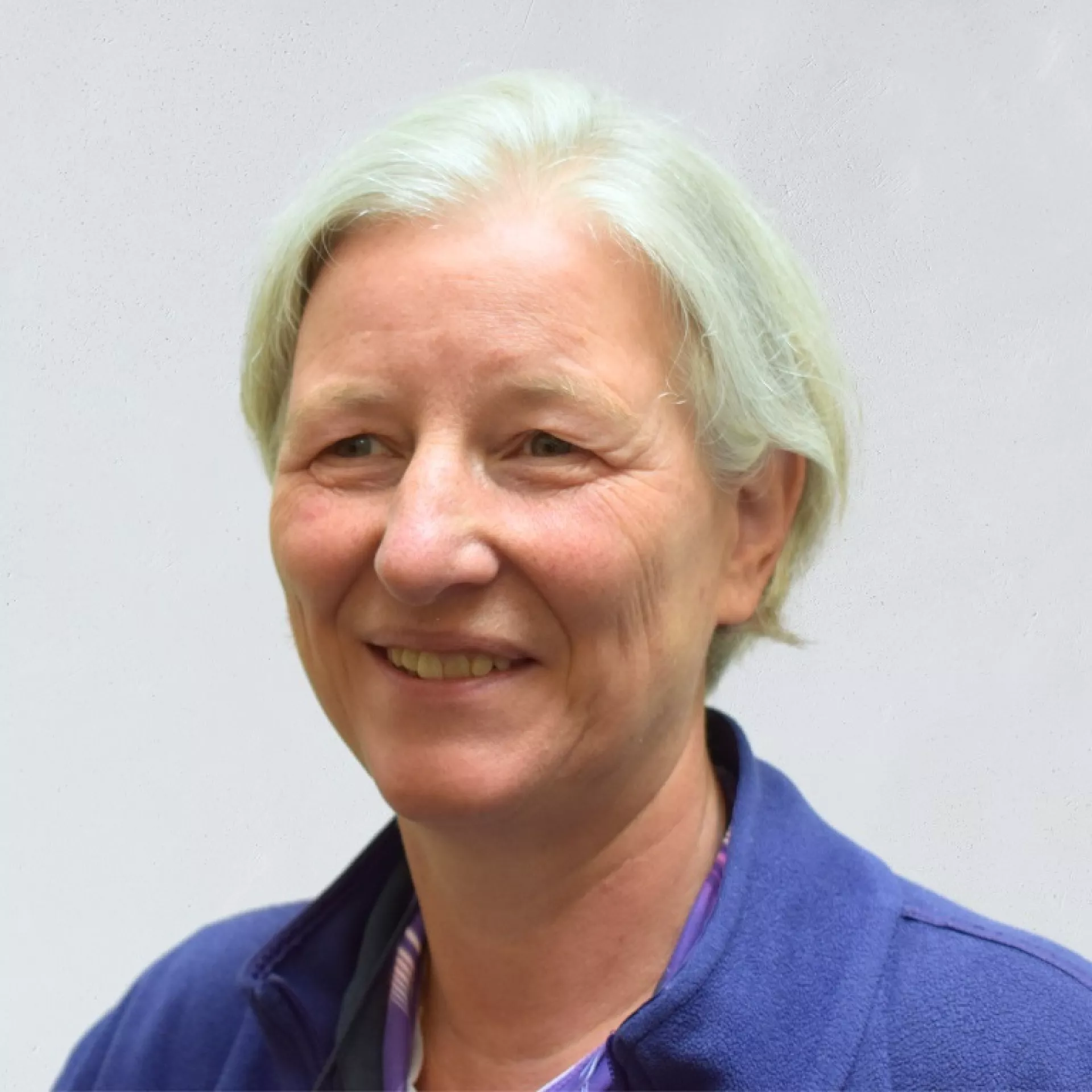 Portret Afke Brandenburg voor grijze wand