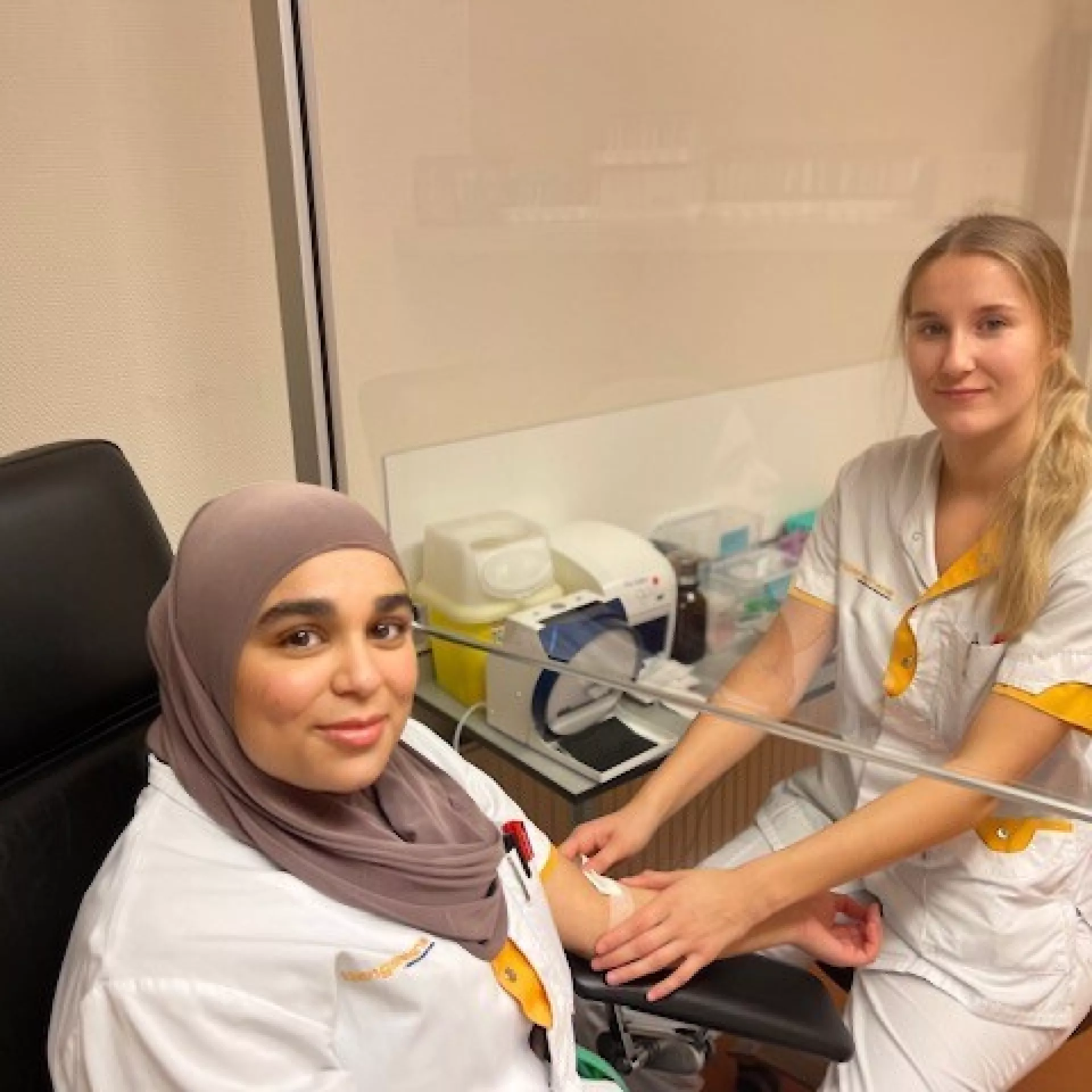 Nikki en Samira Medewerkers bloedafname ziekenhuis selfie