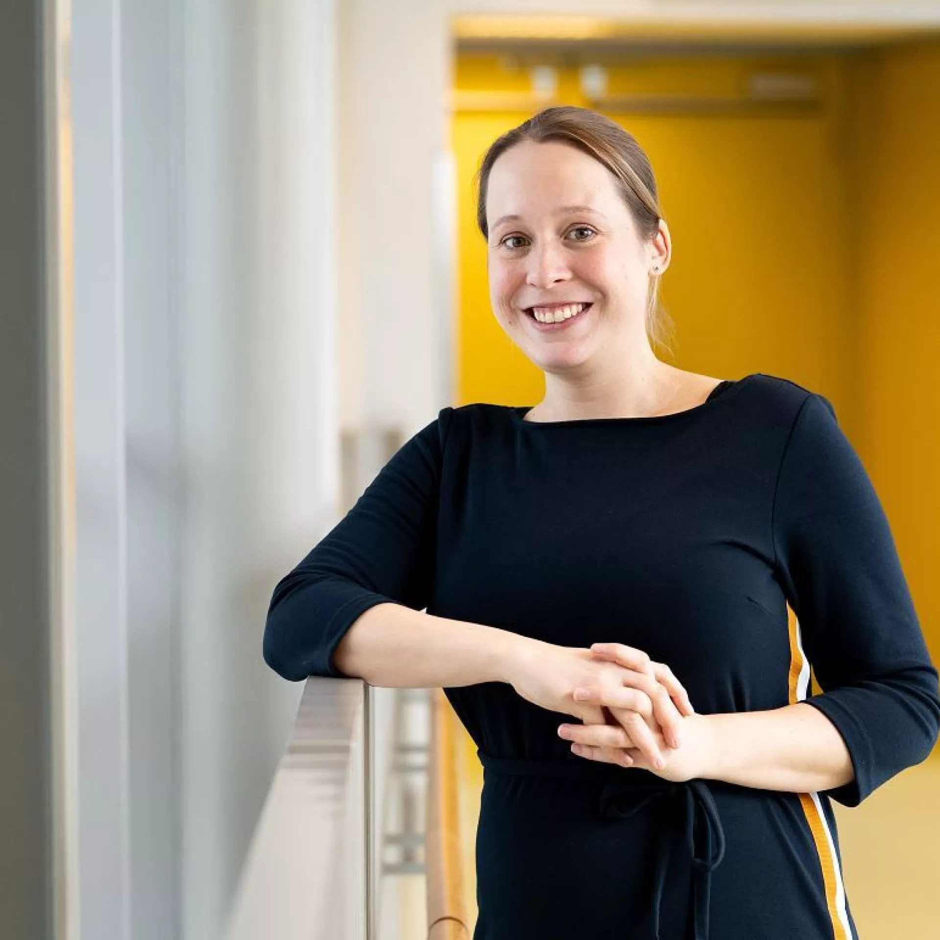 Portret Vibeke Bruinenberg in gang langs leuning