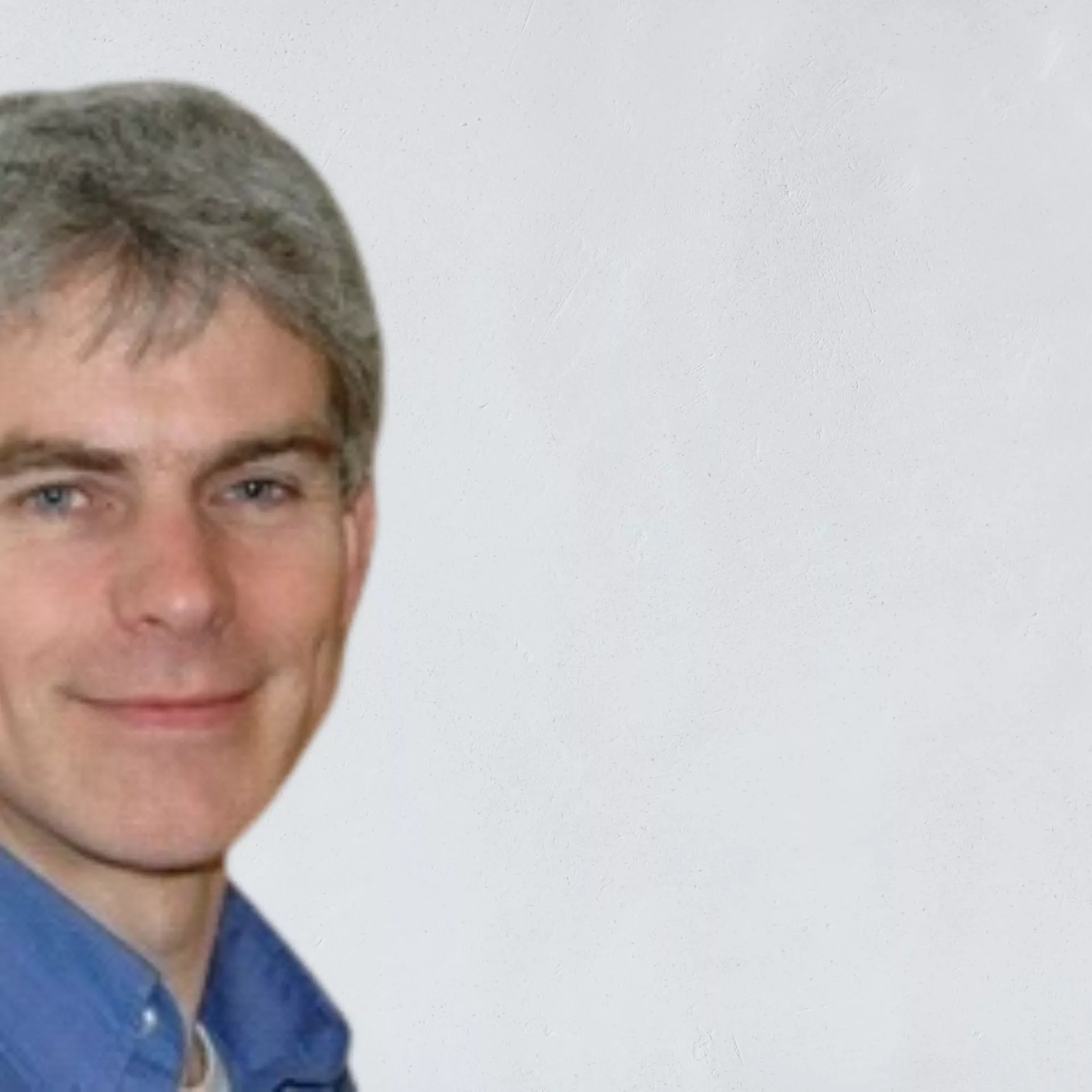 Portret Alewijn Ott voor grijze wand