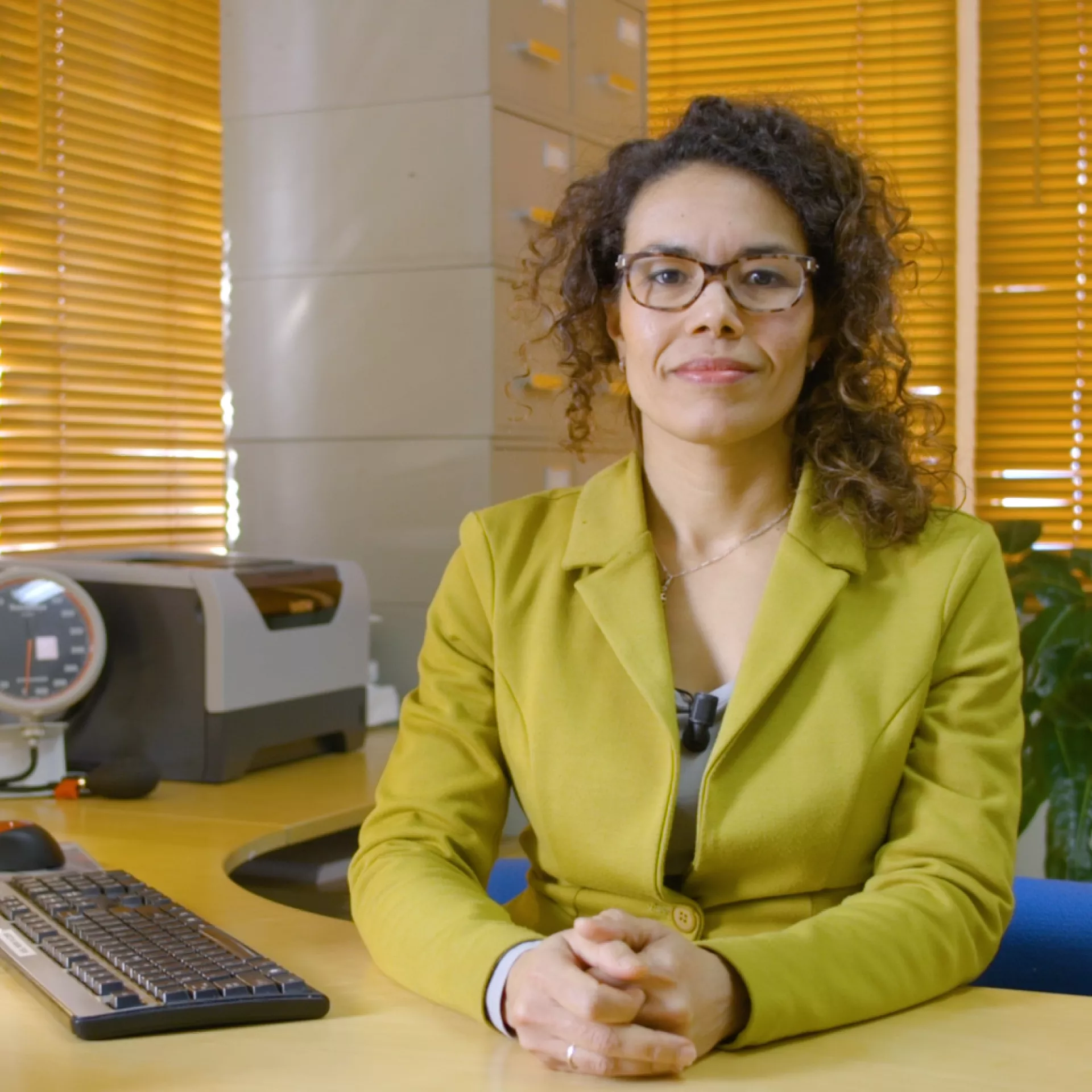 Huisarts Vivian van Vliet aan bureau