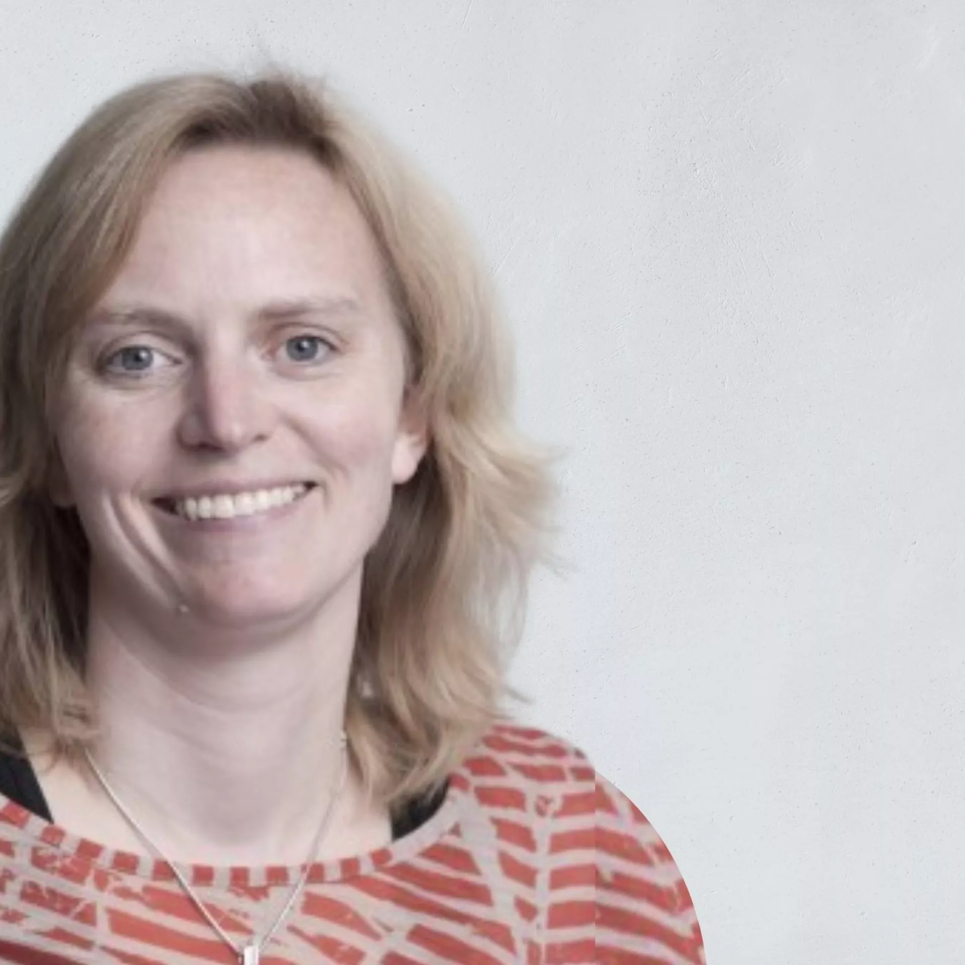 Portret Astrid Bielefeld-Buss voor grijze wand