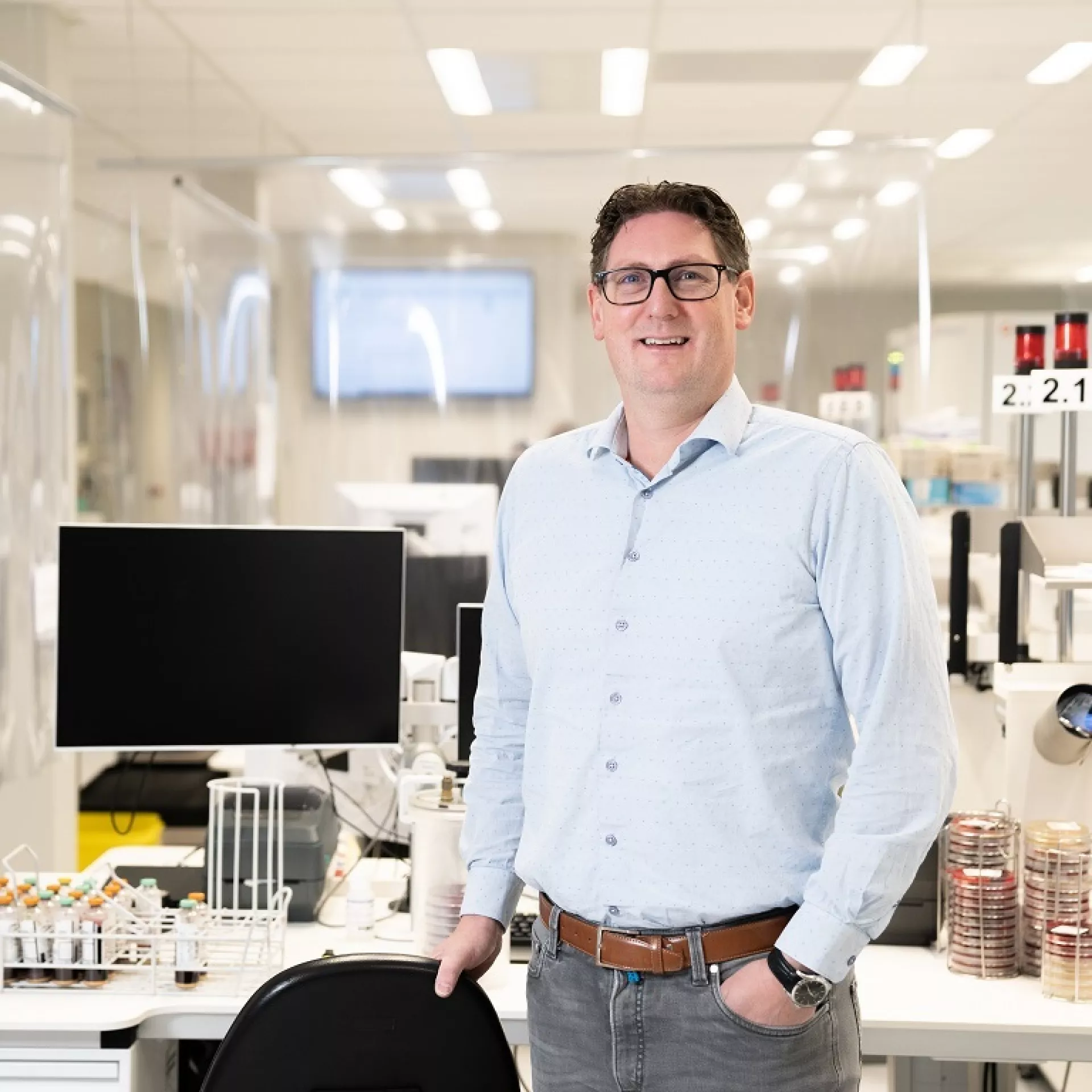 Erwin Verkade op laboratorium naast zwart computerscherm